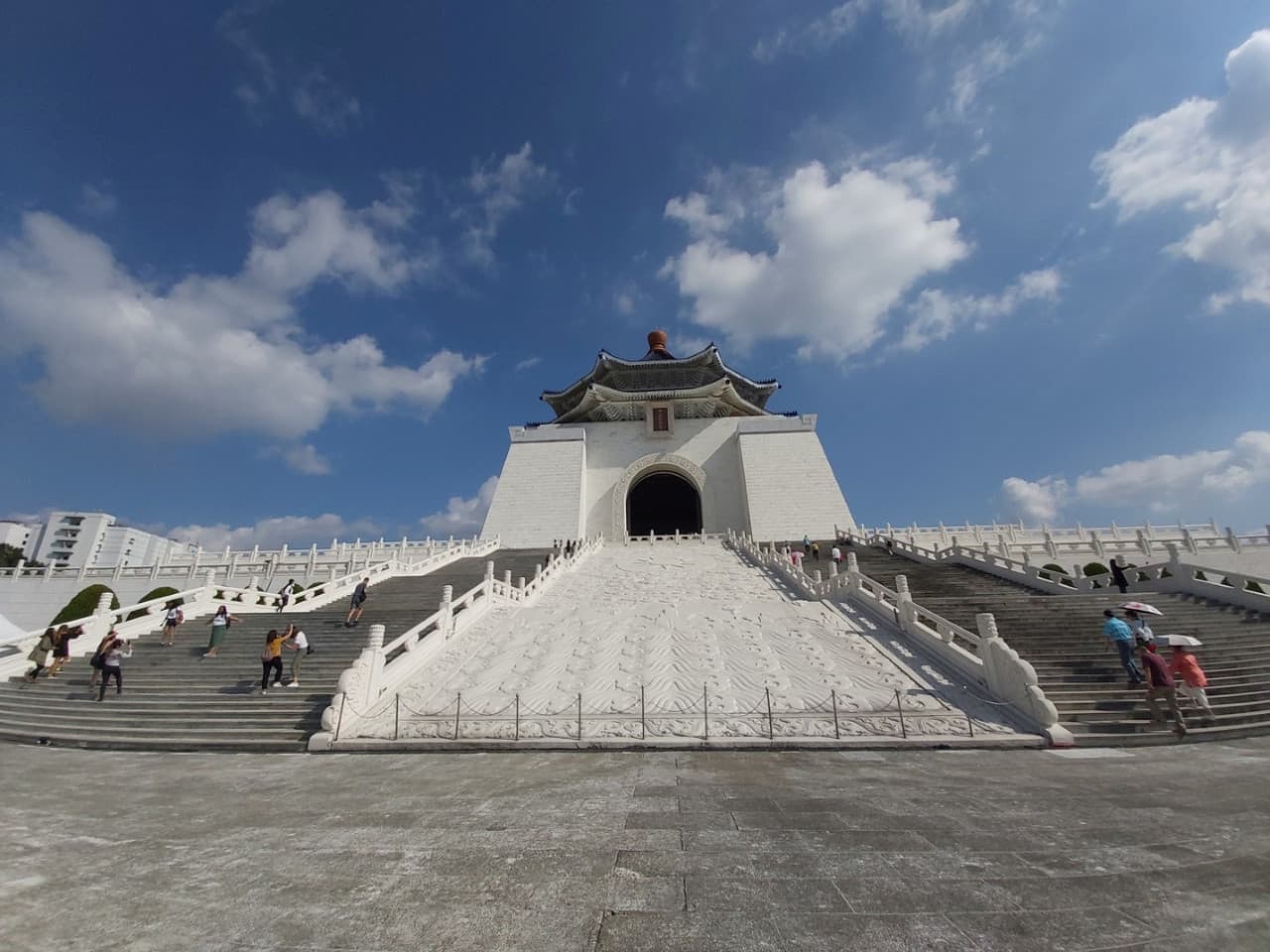 Classic Taipei Landmarks Full-Day Tour: National Palace Museum, Chiang Kai-shek Memorial Hall