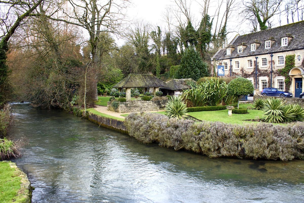 England In One Day: Stonehenge, Bath, Stratford and The Cotswolds Tour