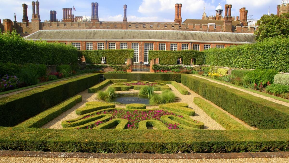 Hampton Court Palace, Windsor Castle, and London Sightseeing Tour