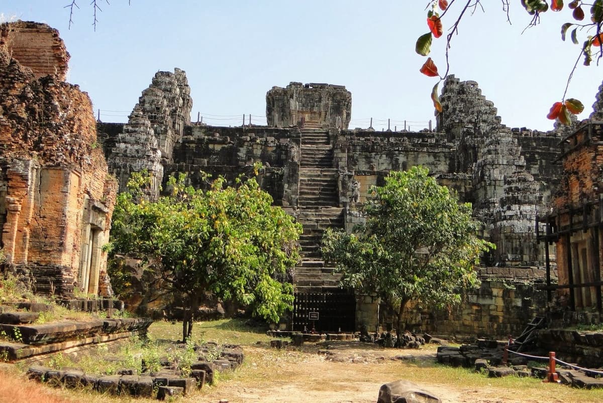 Beng Mealea, Banteay Srei, Banteay Samre, and Phnom Bakheng Tour