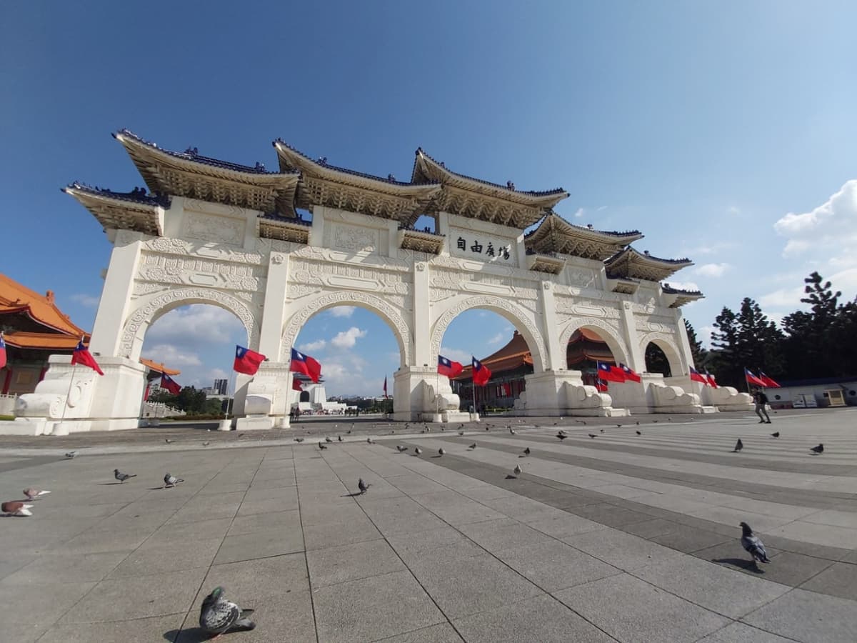 Classic Taipei Landmarks Full-Day Tour: National Palace Museum, Chiang Kai-shek Memorial Hall
