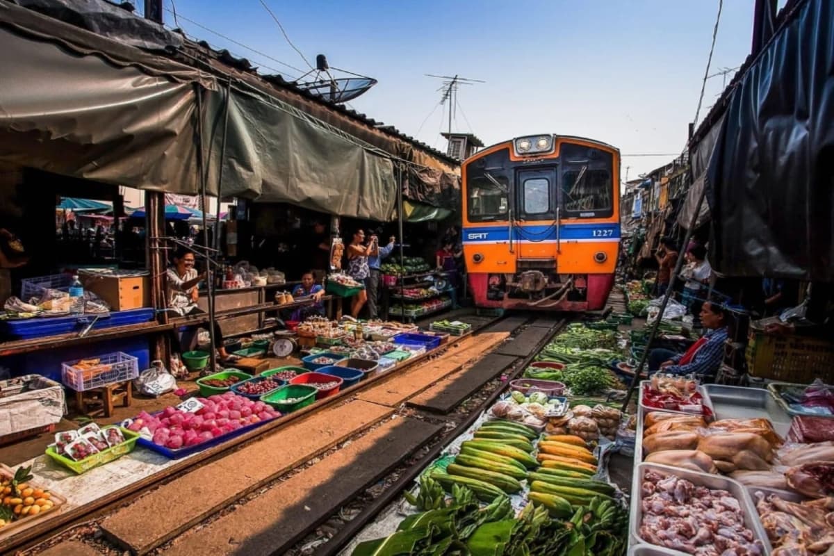 Maeklong Railway Market and Damnoen Saduak Floating Market Half-Day Tour