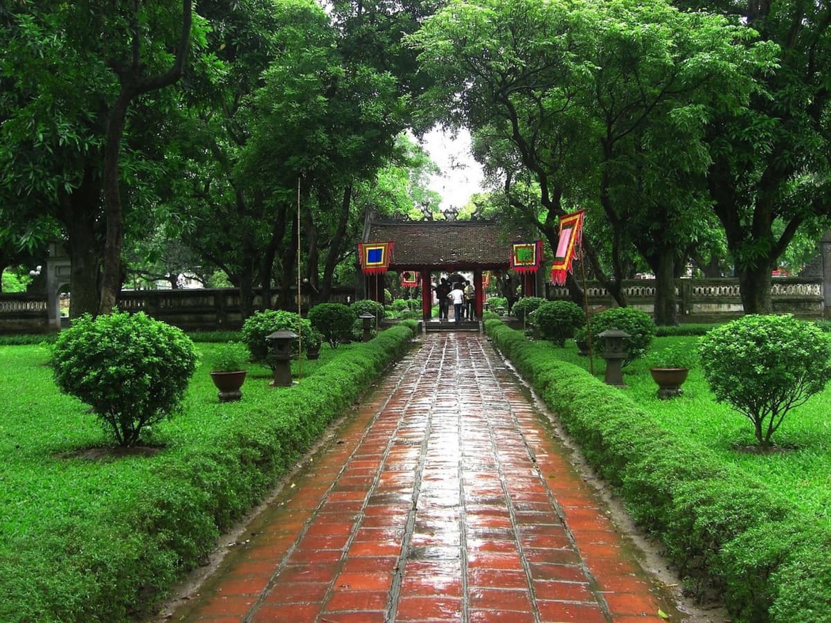 Hanoi Highlights City Tour: Ho Chi Minh Mausoleum, Temple of Literature, Tran Quoc Pagoda