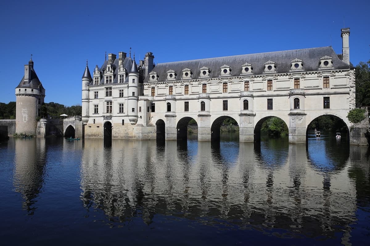 Loire Valley Tour from Paris: Chambord, Chenonceau, and Cheverny Castles