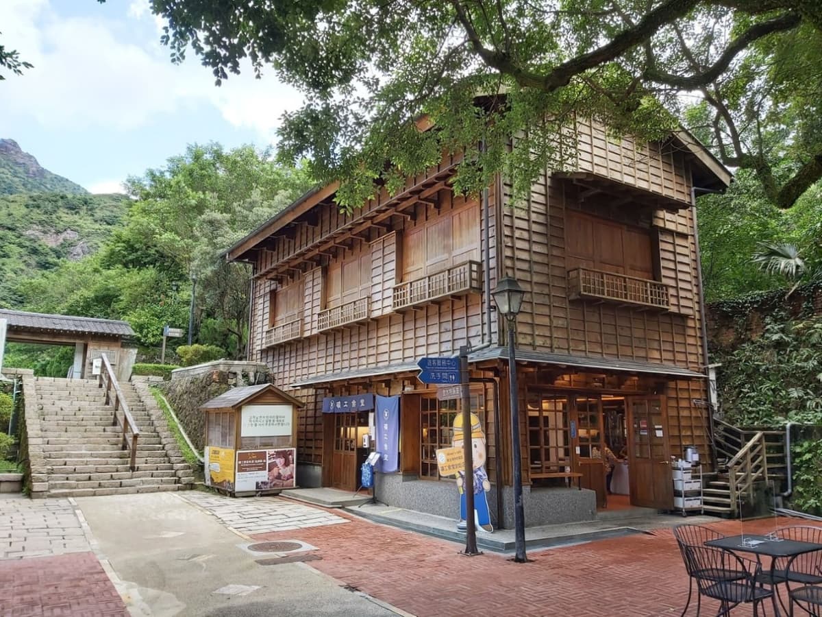 Jiufen Night Tour from Taipei: Jiufen Old Street, ShueiNanDong Golden Waterfall, Baoshishan Lookout