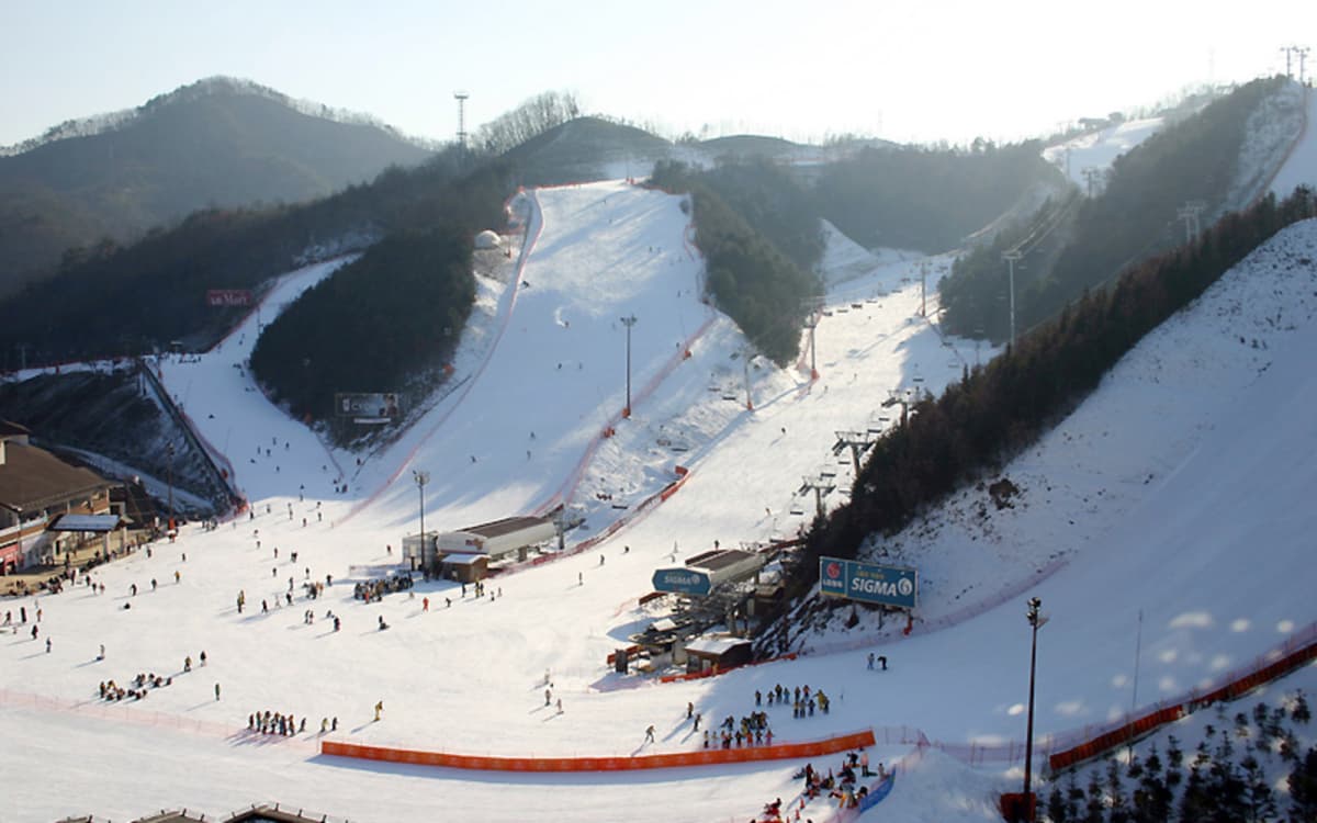 Elysian Gangchon Ski Resort and Eobi Ice Valley Full-Day Tour from Seoul