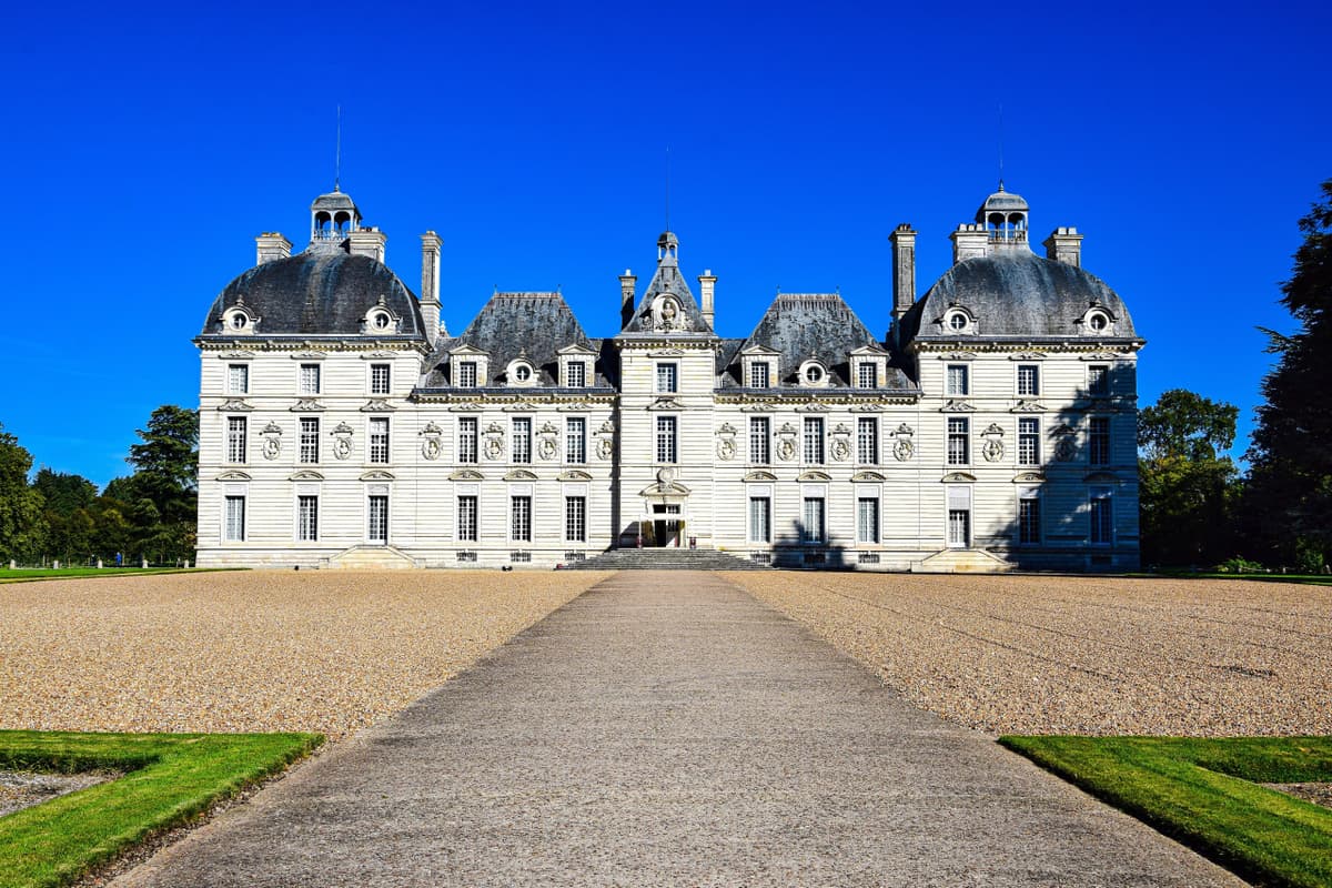 Loire Valley Tour from Paris: Chambord, Chenonceau, and Cheverny Castles