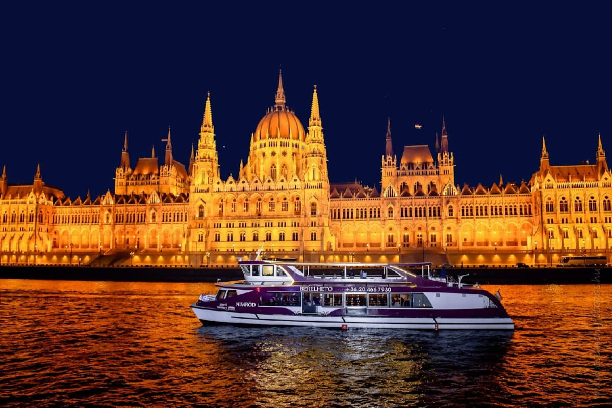 Budapest: Sightseeing Cruise From Pest