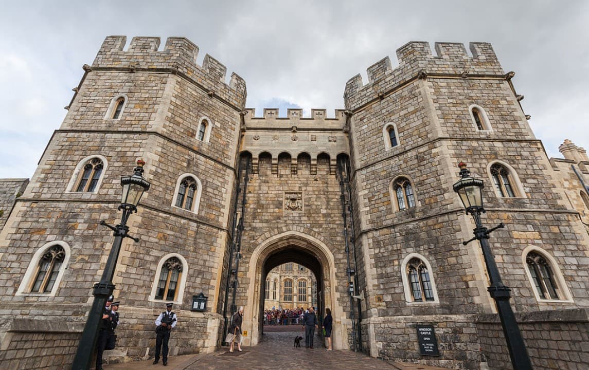 Windsor Castle, Stonehenge and Bath Tour with Lunch in Lacock