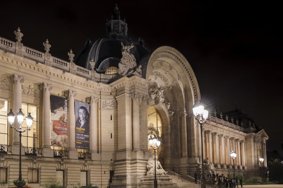 Moulin Rouge Cabaret Show and Paris Bus Tour