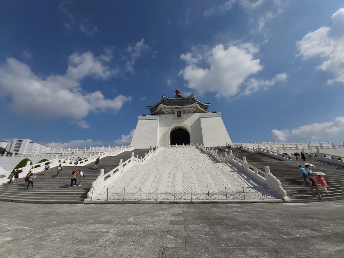 Classic Taipei Landmarks Full-Day Tour: National Palace Museum, Chiang Kai-shek Memorial Hall