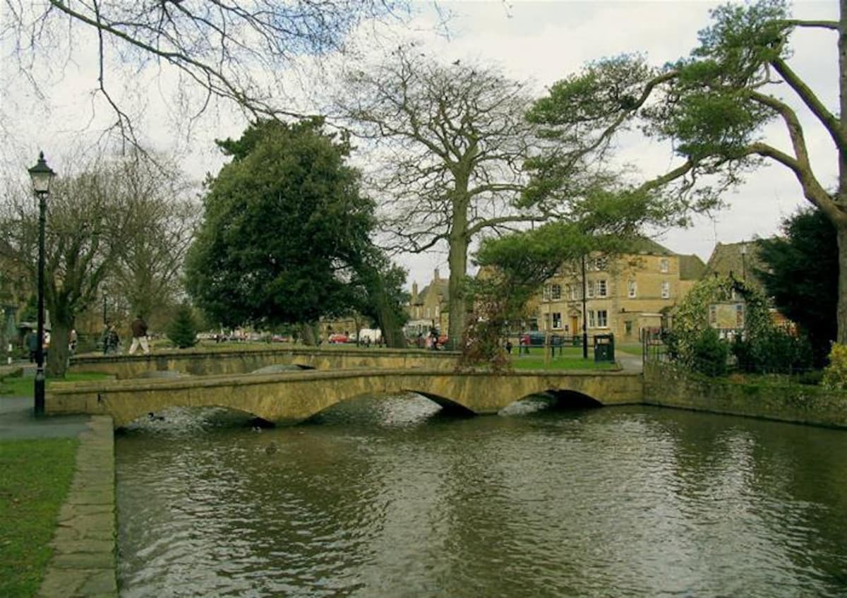 Oxford, Stratford-upon-Avon, Cotswolds, and Warwick Castle Tour from London