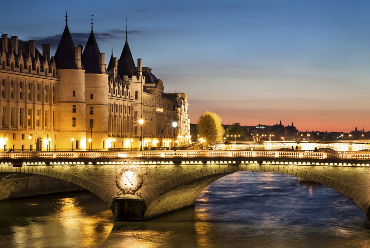 Paris Illuminations Night Bus Tour and Eiffel Tower Reserved Access