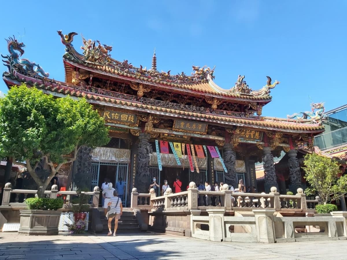Classic Taipei Landmarks Full-Day Tour: National Palace Museum, Chiang Kai-shek Memorial Hall