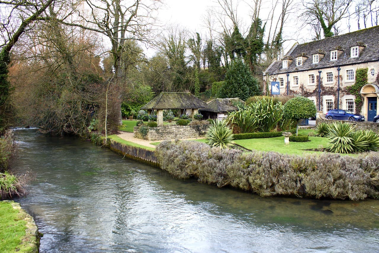 England In One Day: Stonehenge, Bath, Stratford and The Cotswolds Tour
