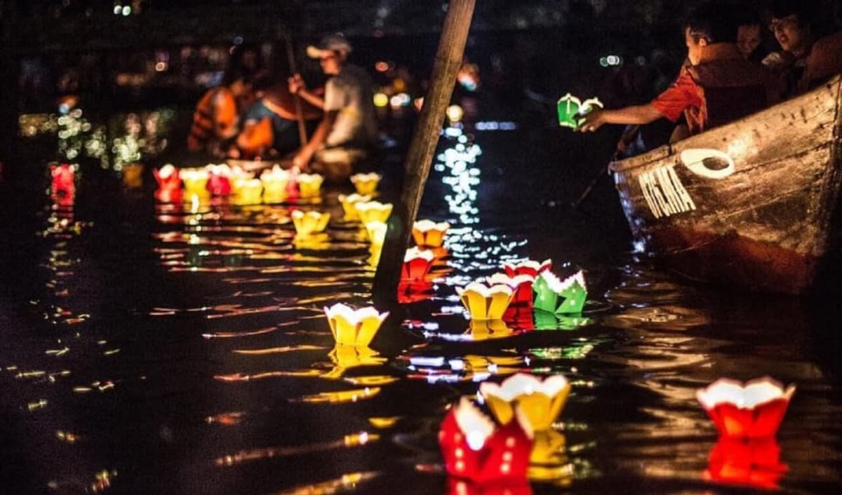 Hoai River Evening Boat Ride with Lantern Experience