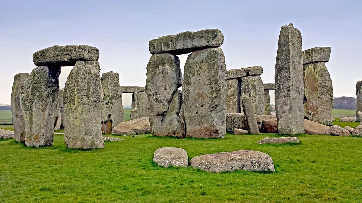 England In One Day: Stonehenge, Bath, Stratford and The Cotswolds Tour