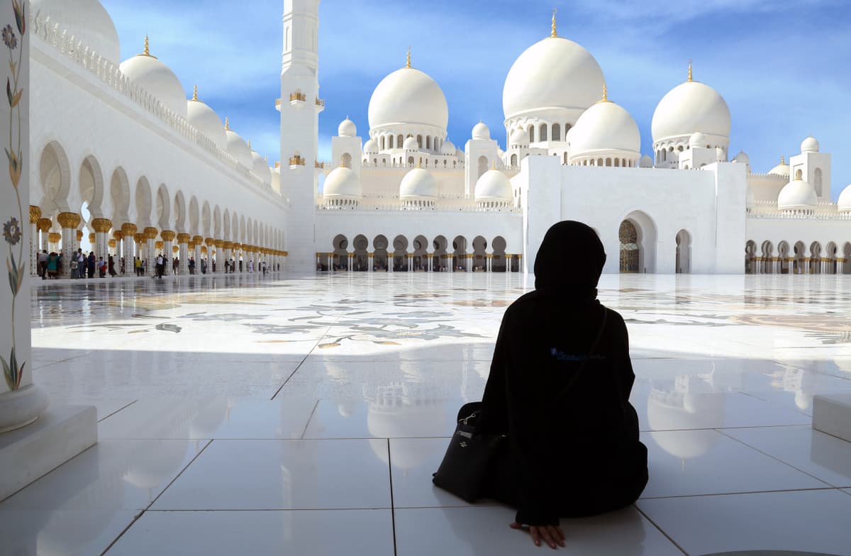 Abu Dhabi Premium City Tour from Dubai: Sheikh Zayed Mosque, Etihad Towers, Qasr Al Watan