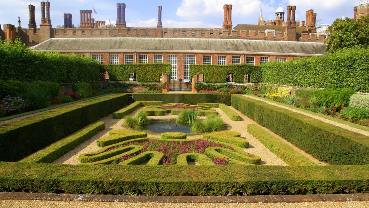 Hampton Court Palace, Windsor Castle, and London Sightseeing Tour