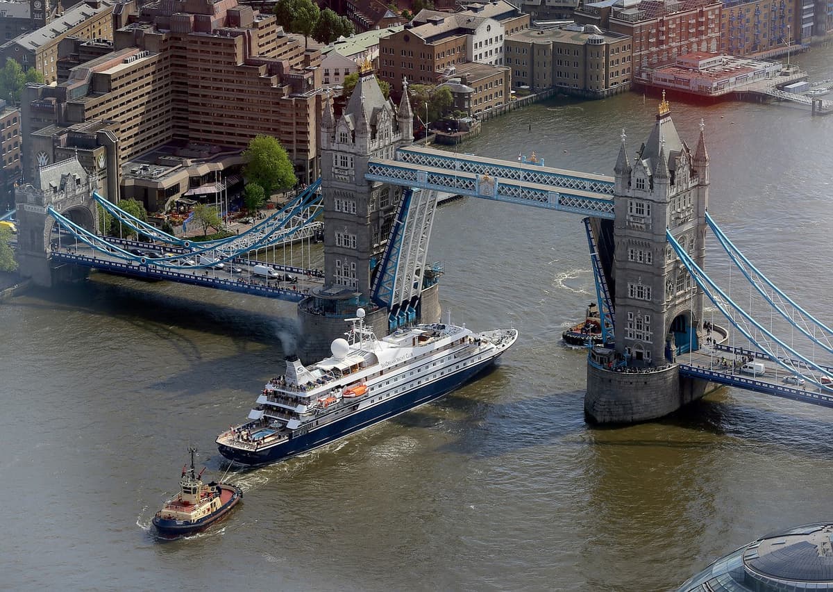 Open Top Vintage Bus Tour and River Thames Cruise