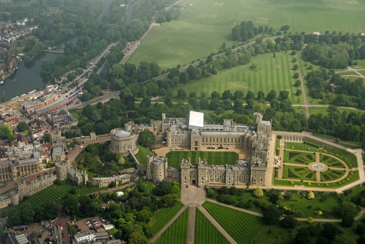 Windsor Castle, Stonehenge, and Oxford Tour from London