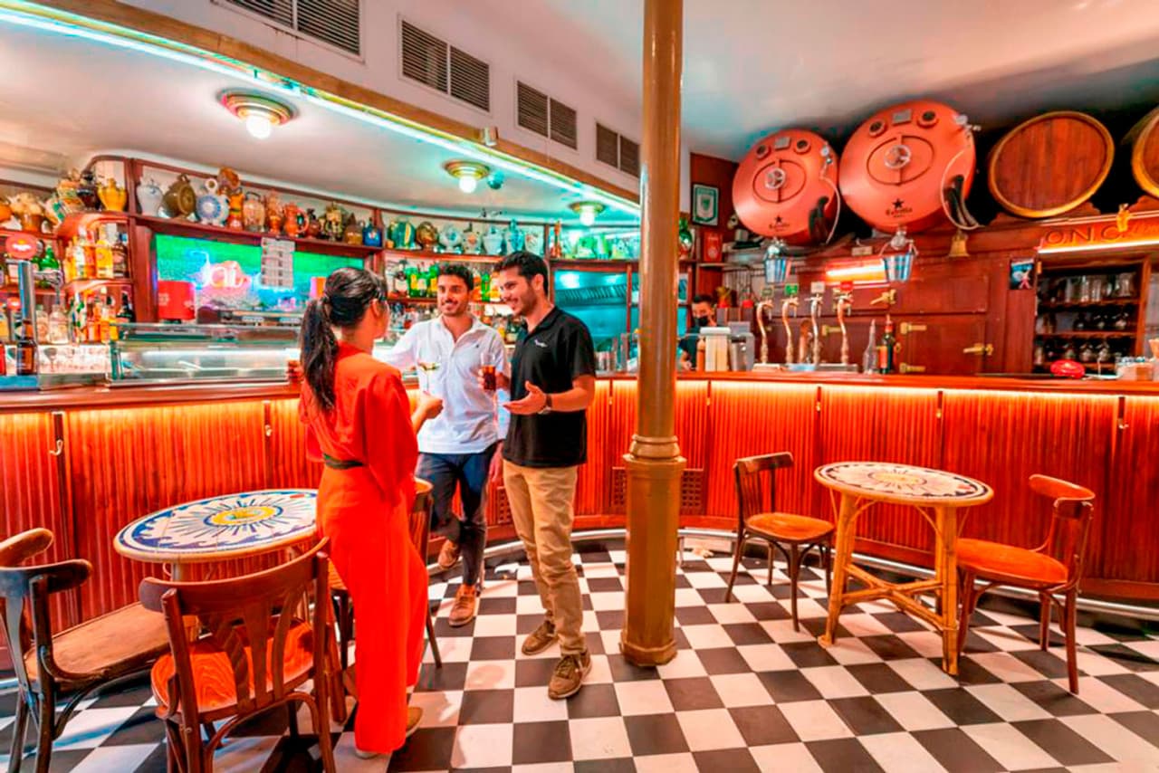 Barcelona Old Town Walking Tour with Flamenco Show and Tapas Dinner
