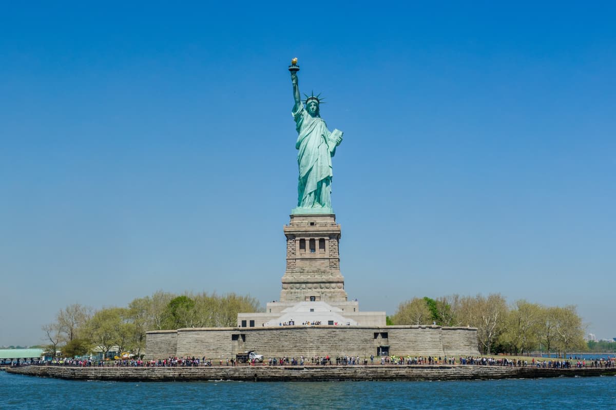 Circle Line "NYC Landmarks" Sightseeing Cruise (1.5 hours): Reserved Straight-to-Board Ticket