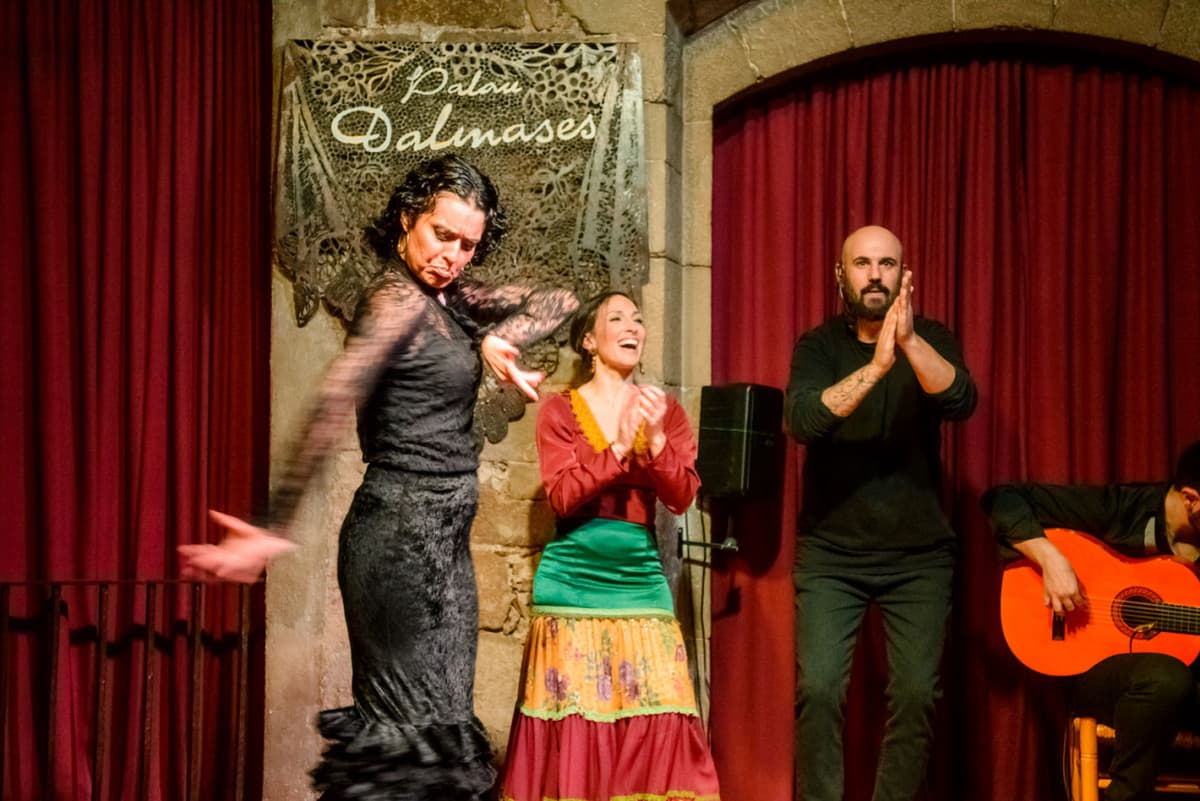 Barcelona Old Town Walking Tour with Flamenco Show and Tapas Dinner