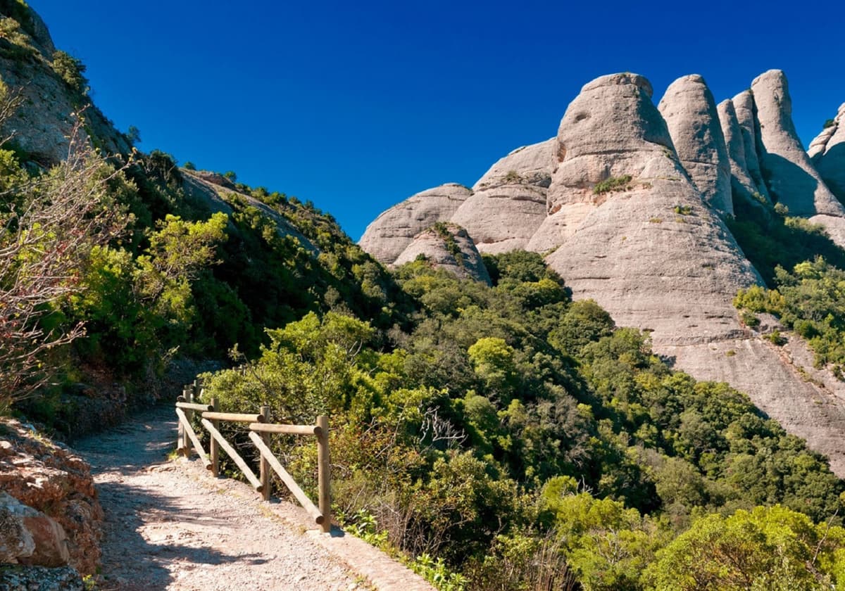 Montserrat, Girona, and Costa Brava Tour from Barcelona