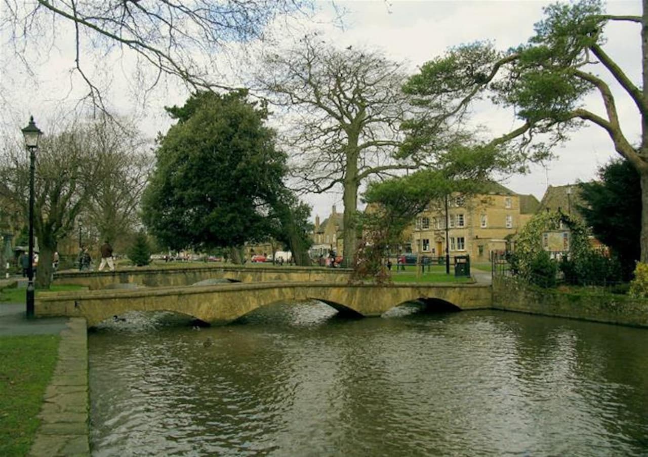 Shakespeare's Stratford and the Cotswolds Tour from London