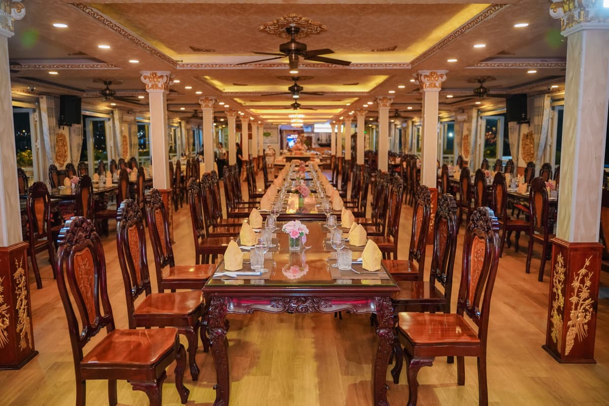 Saigon Evening Tour with Water Puppetry Show and Dinner Cruise