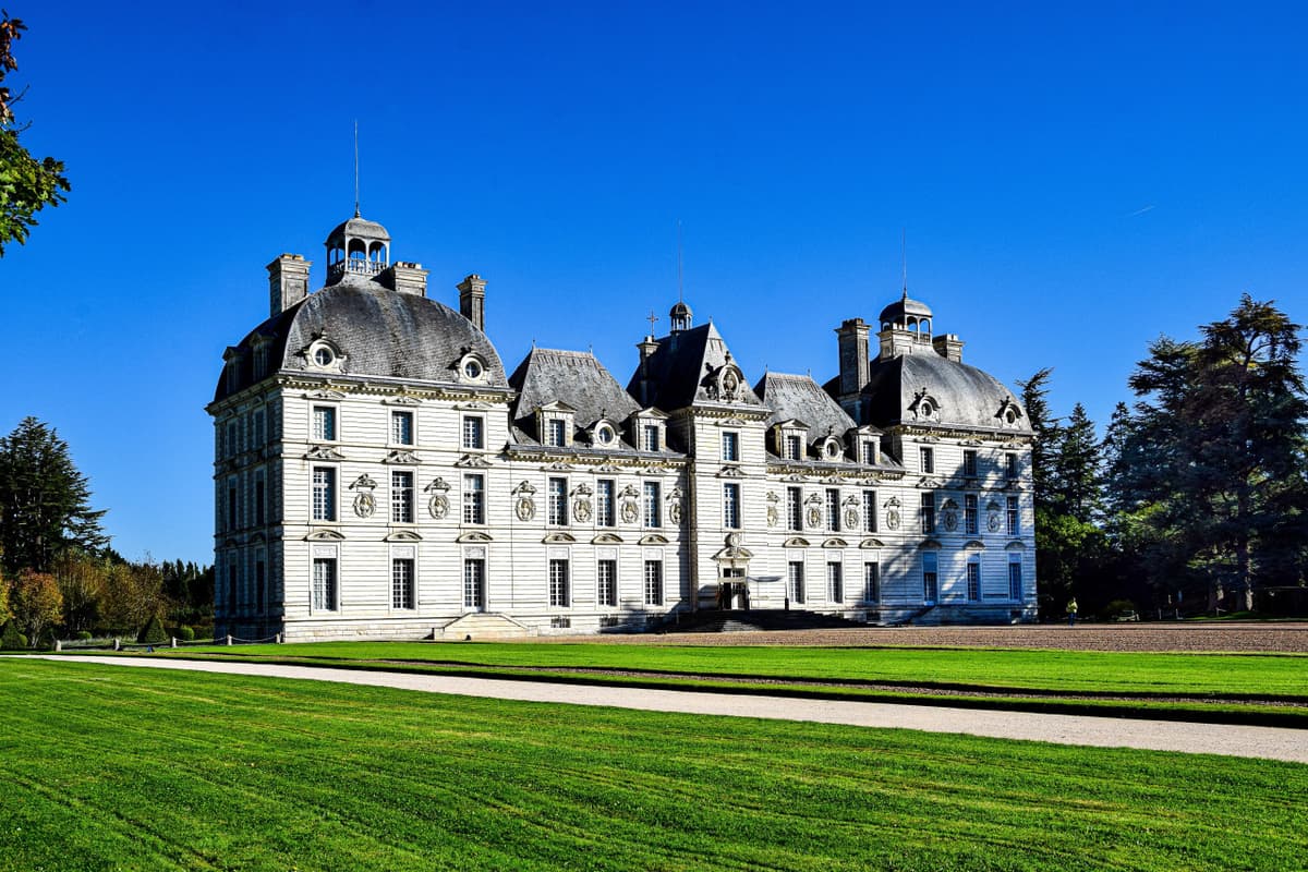 Loire Valley Tour from Paris: Chambord, Chenonceau, and Cheverny Castles