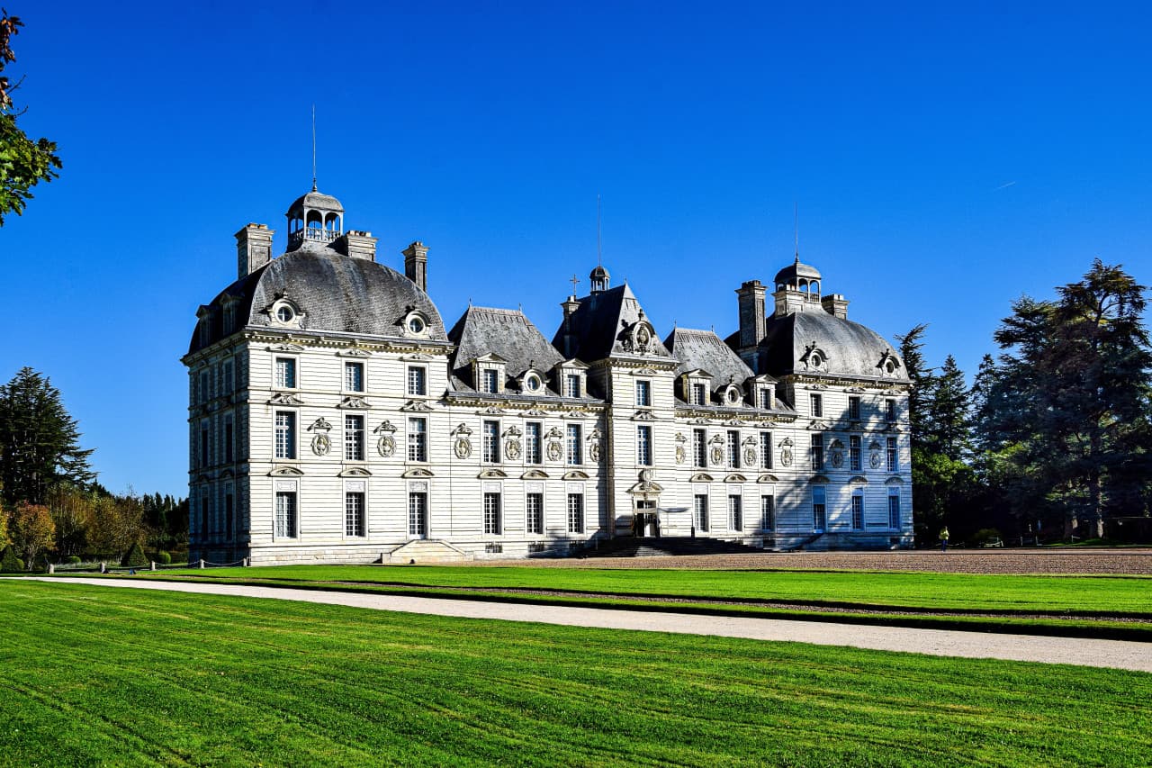 Loire Valley Tour from Paris: Chambord, Chenonceau, and Cheverny Castles