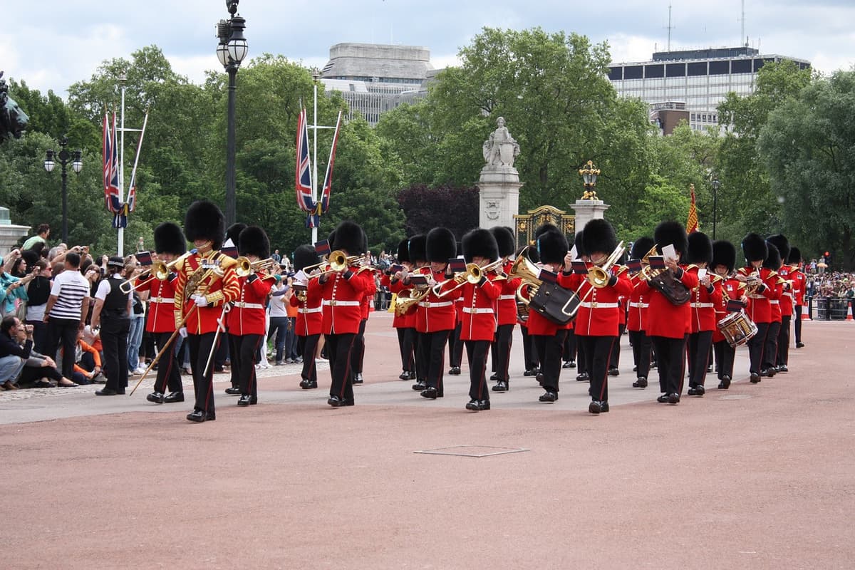 Full Day London with Changing of the Guard, Thames River Cruise and London Eye