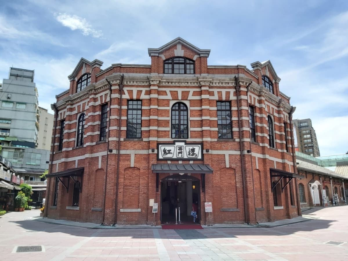 Classic Taipei Landmarks Full-Day Tour: National Palace Museum, Chiang Kai-shek Memorial Hall