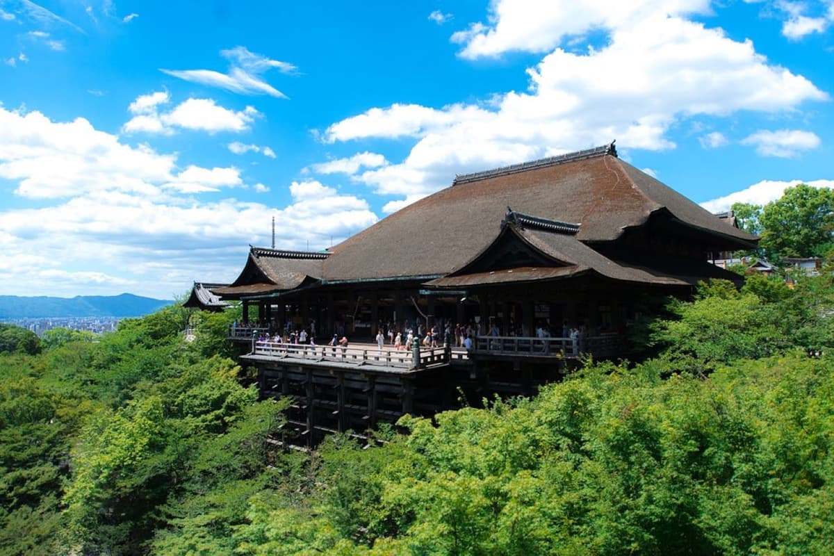 Kyoto Full-Day Tour: Nijo Castle, Kinkaku-ji, Fushimi Inari Taisha, Kiyomizu-dera Temple