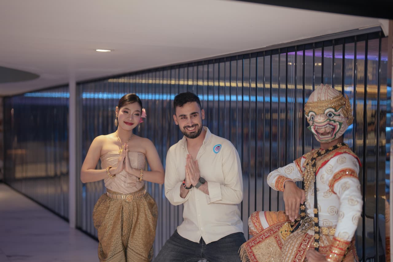 Chao Phraya River Dinner Cruise aboard The Planet Cruise