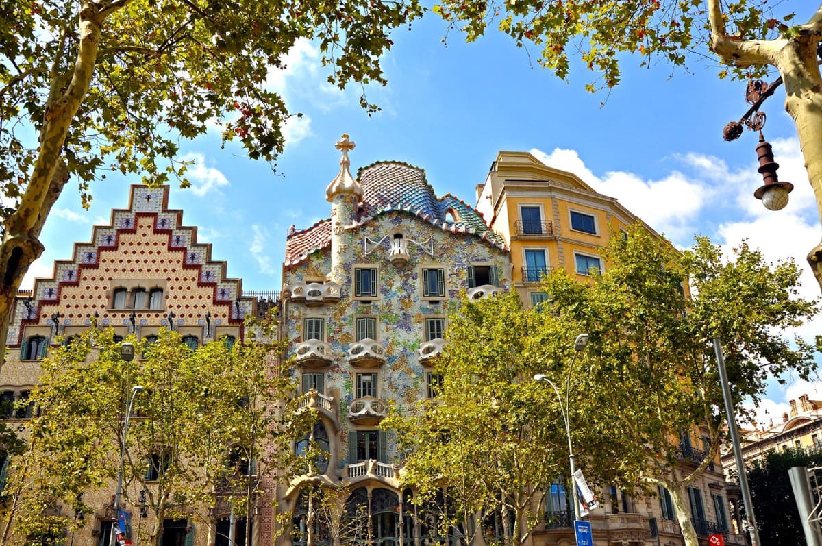 Gaudi Houses: Casa Vicens, Casa Batllo, Casa Mila Guided Tour in English, Mandarin, Korean