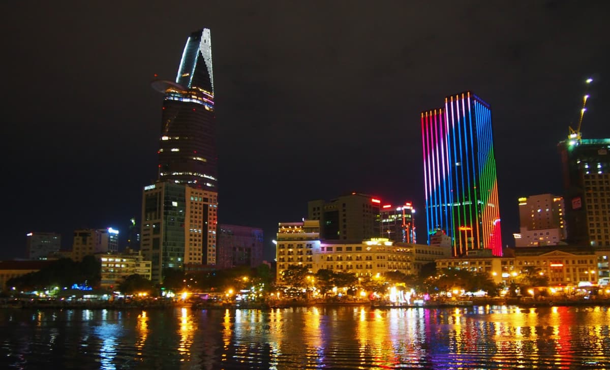 Saigon Evening Tour with Water Puppetry Show and Dinner Cruise