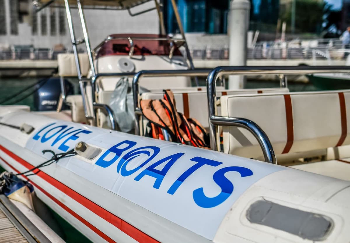 Love Boats - Dubai Marina Guided Sightseeing Boat Tour