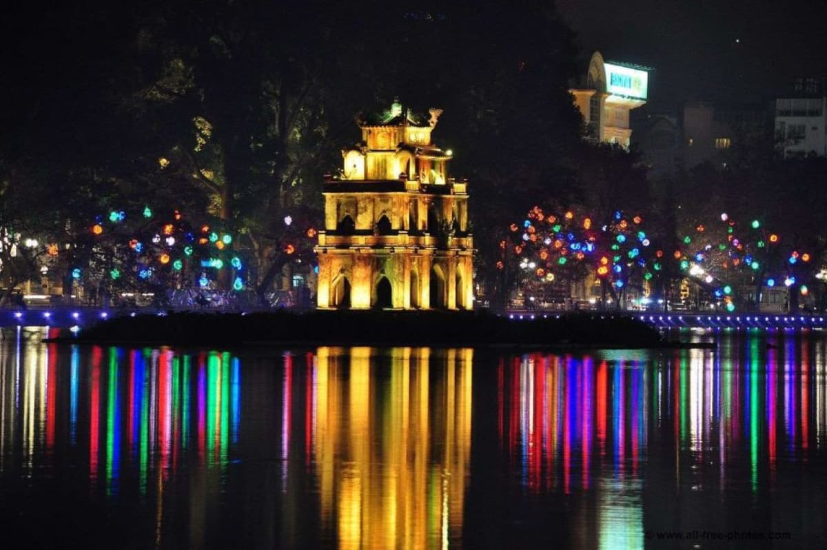Hanoi Weekend Night Market and Street Food Tour