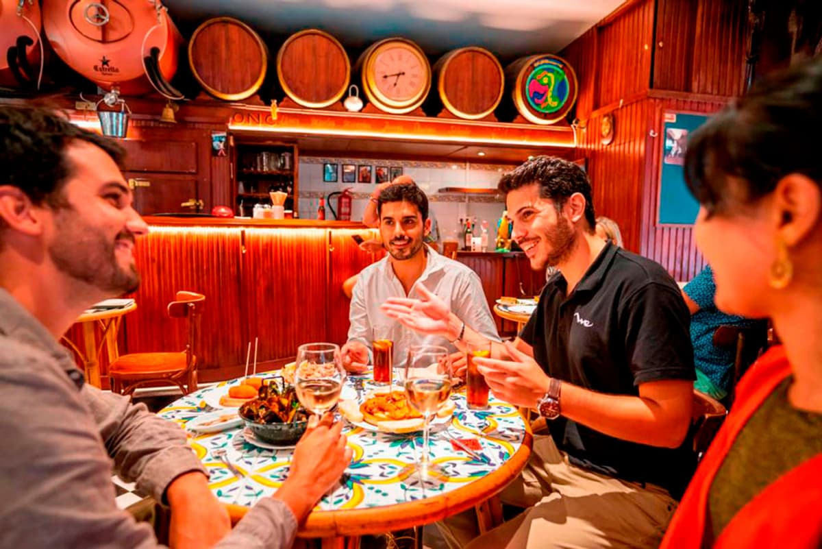 Barcelona Old Town Walking Tour with Flamenco Show and Tapas Dinner