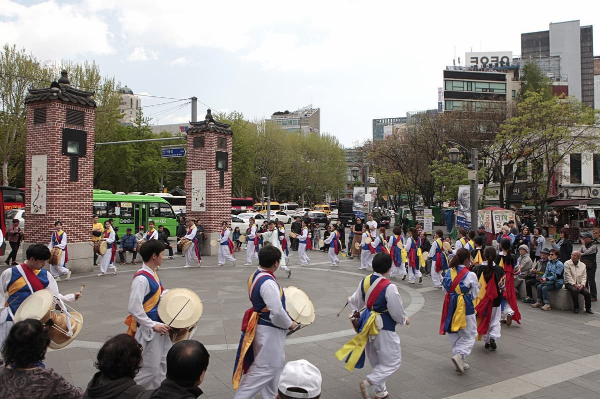 Dongdaemun Hop-on Hop-off Bus Tour by Yellow Balloon City Bus