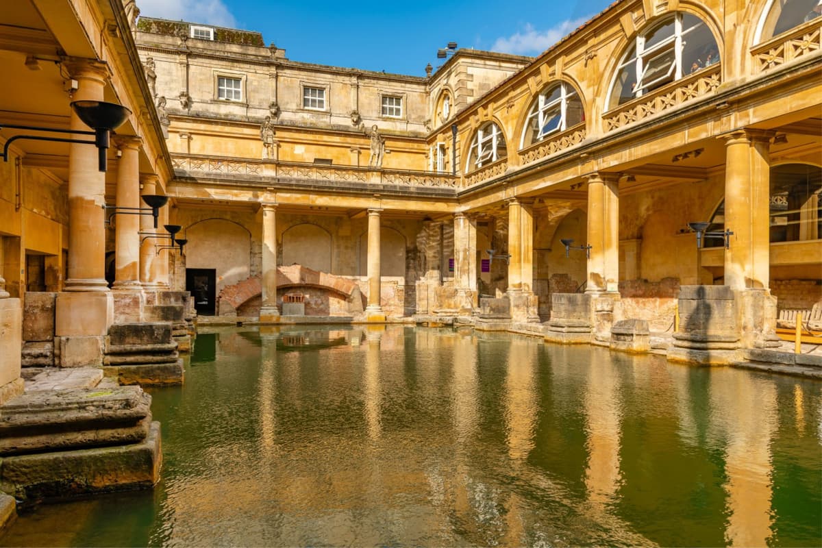 Windsor Castle, Stonehenge, and Roman Baths Tour from London