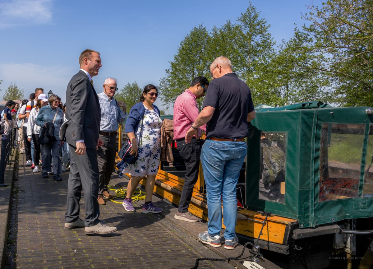 Giethoorn Full-Day Tour from Amsterdam with Canal Cruise and Self-Guided Walking Tour