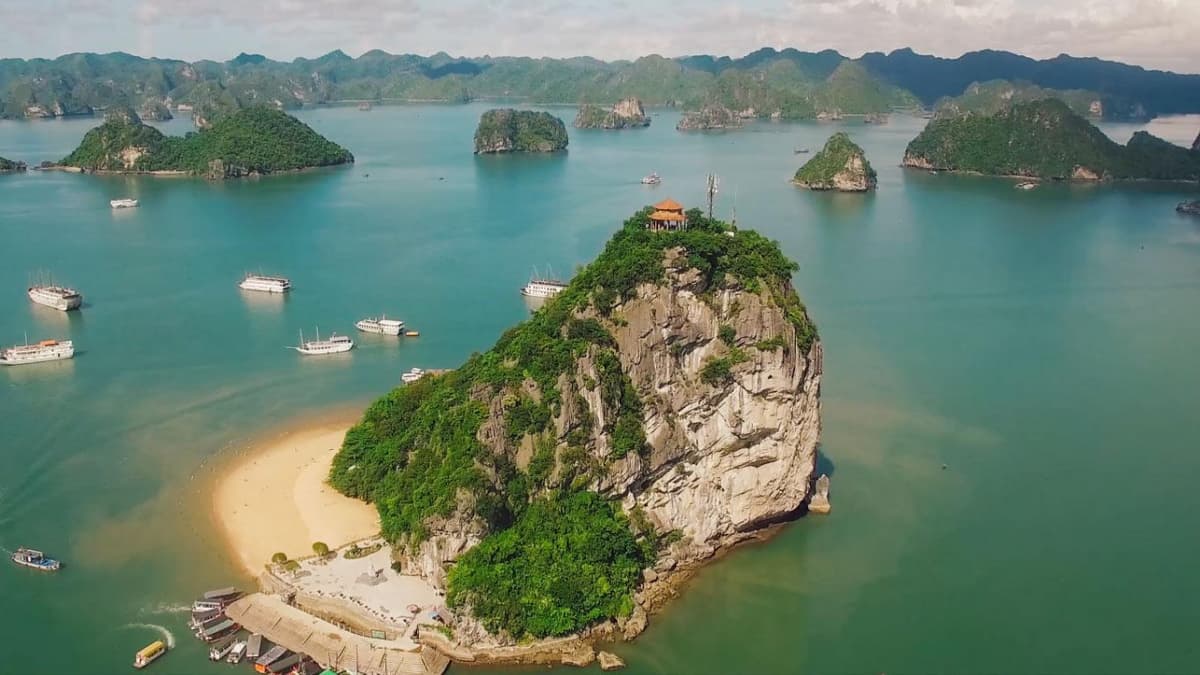 Ha Long Bay Cruise with Round Trip Transfer from Hanoi