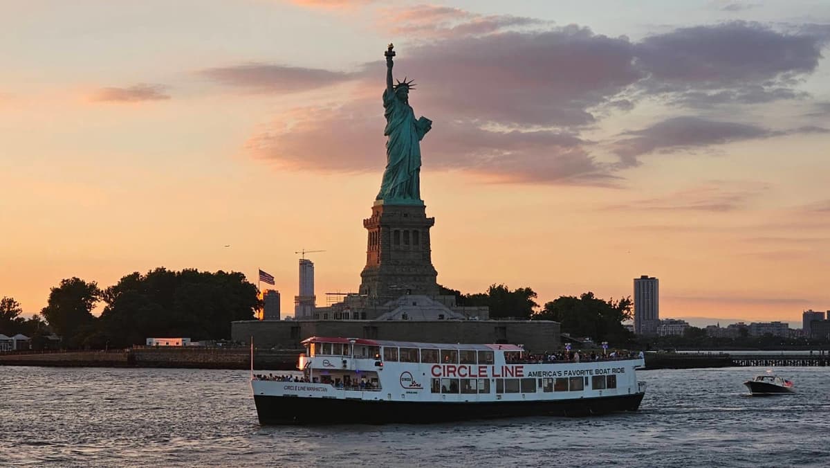 Circle Line "NYC Harbor Lights" Evening Cruise (2 hours): Reserved Straight-to-Board Ticket