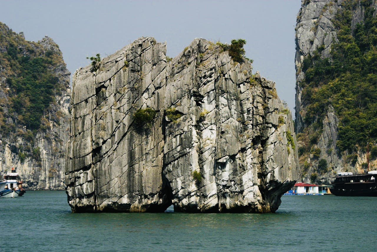 Ha Long Bay Cruise with Round Trip Transfer from Hanoi