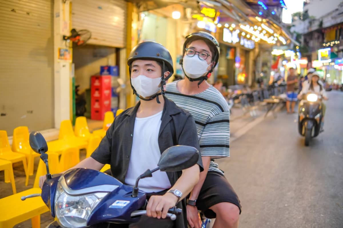 Hanoi Instagram Tour: Ceramic Mosaic Mural, Sword Lake, Long Bien Bridge