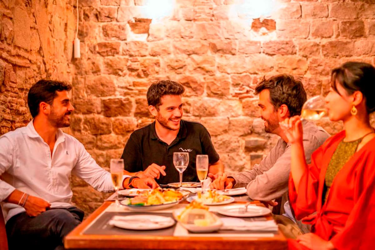 Barcelona Old Town Walking Tour with Flamenco Show and Tapas Dinner